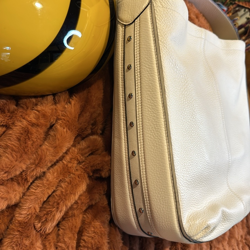 NWOT Coach “ Park Avery” studded Hobo Bag
White pebbled Leather - Picture 3 of 16